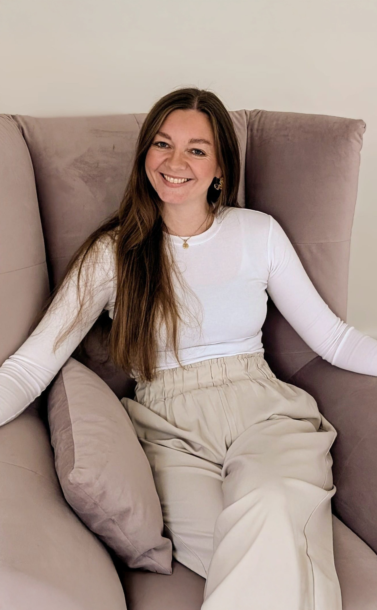 Psychotherapeutin Eva Stempin im Therapiesetting ihrer Praxis lächelt in die Kamera.